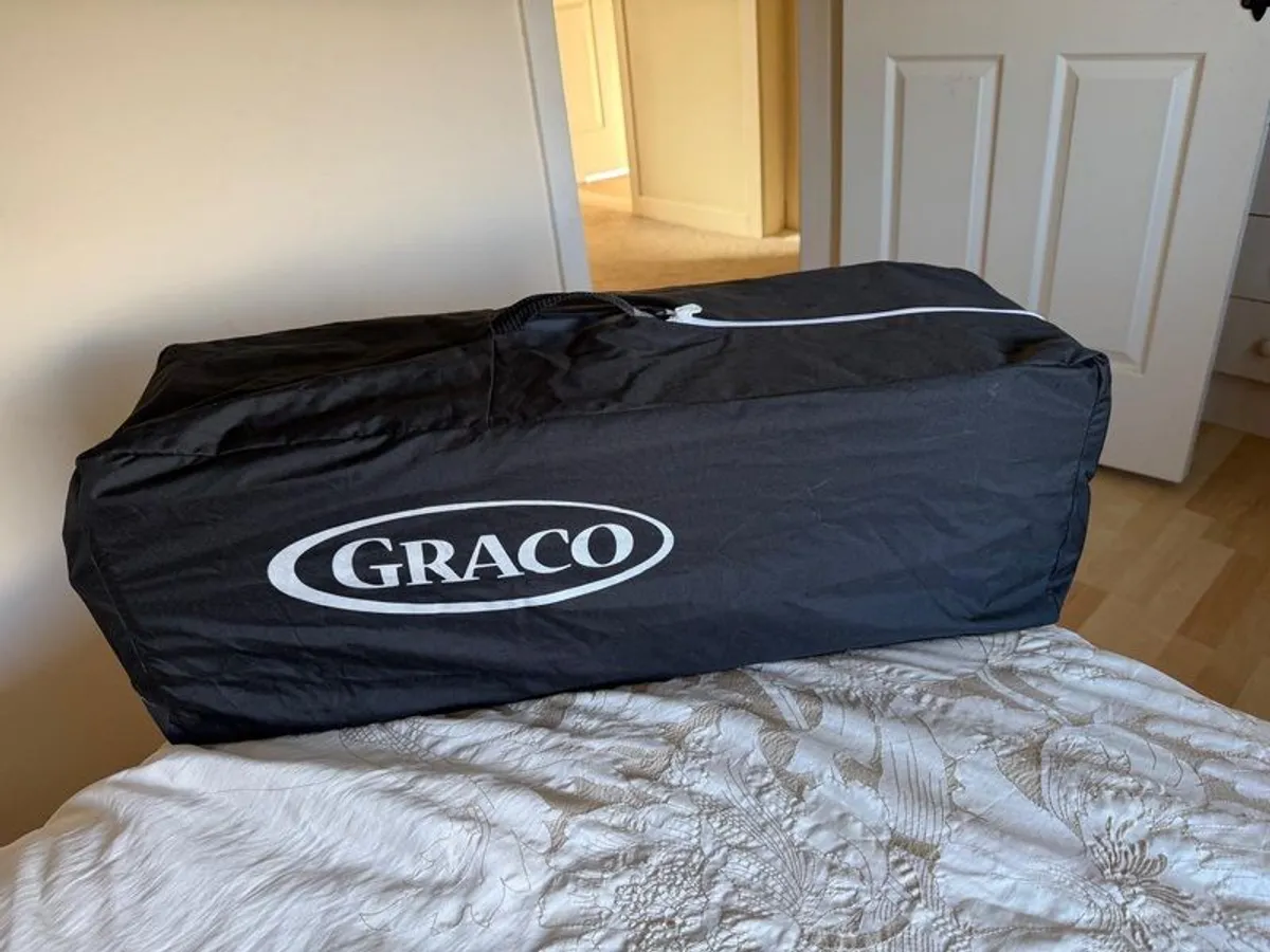 travel cot - Image 1