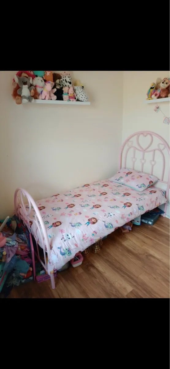 Children’s bed pink metal framed - Image 1