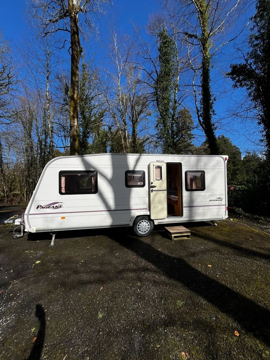 5 berth caravan - Image 1