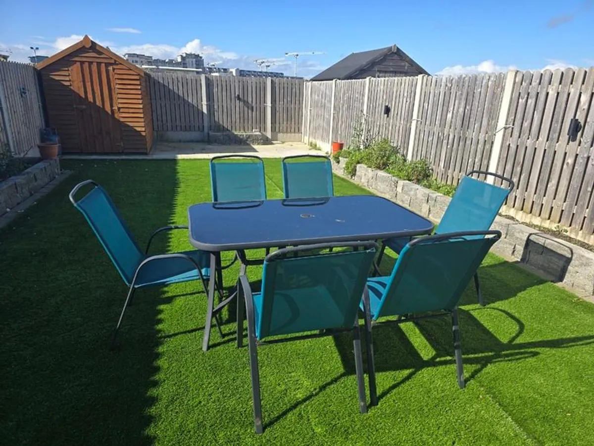 Outdoor table and chair set - Image 1