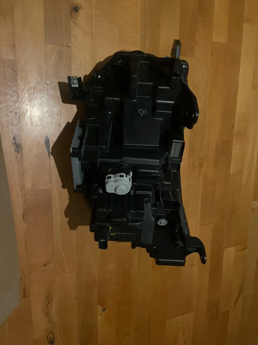 2023+ Volkswagen Amarok drivers side headlight - Image 2