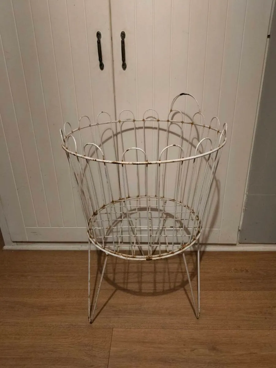 Circular Iron shop stand.some wear and tear, would - Image 1