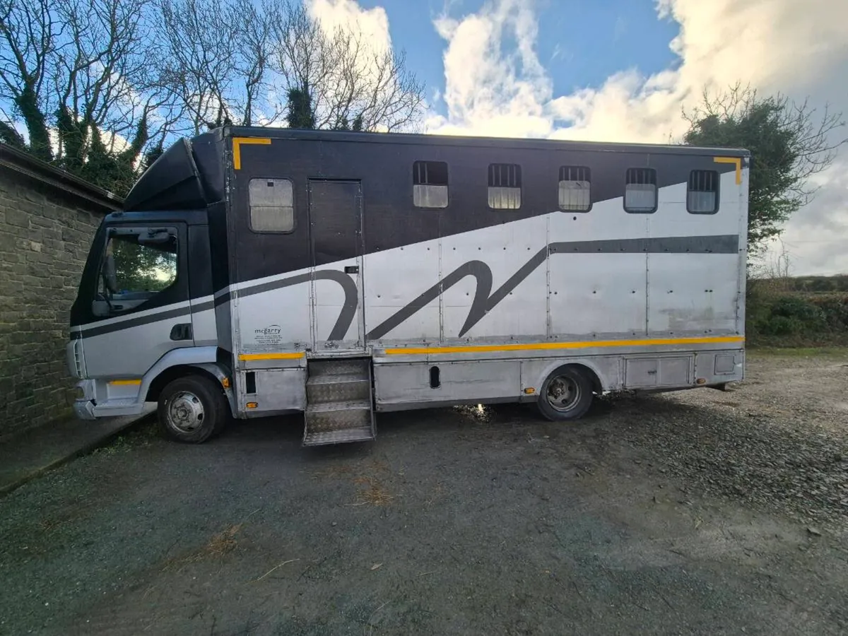 HORSE LORRY DAF LF 7.5T - Image 1
