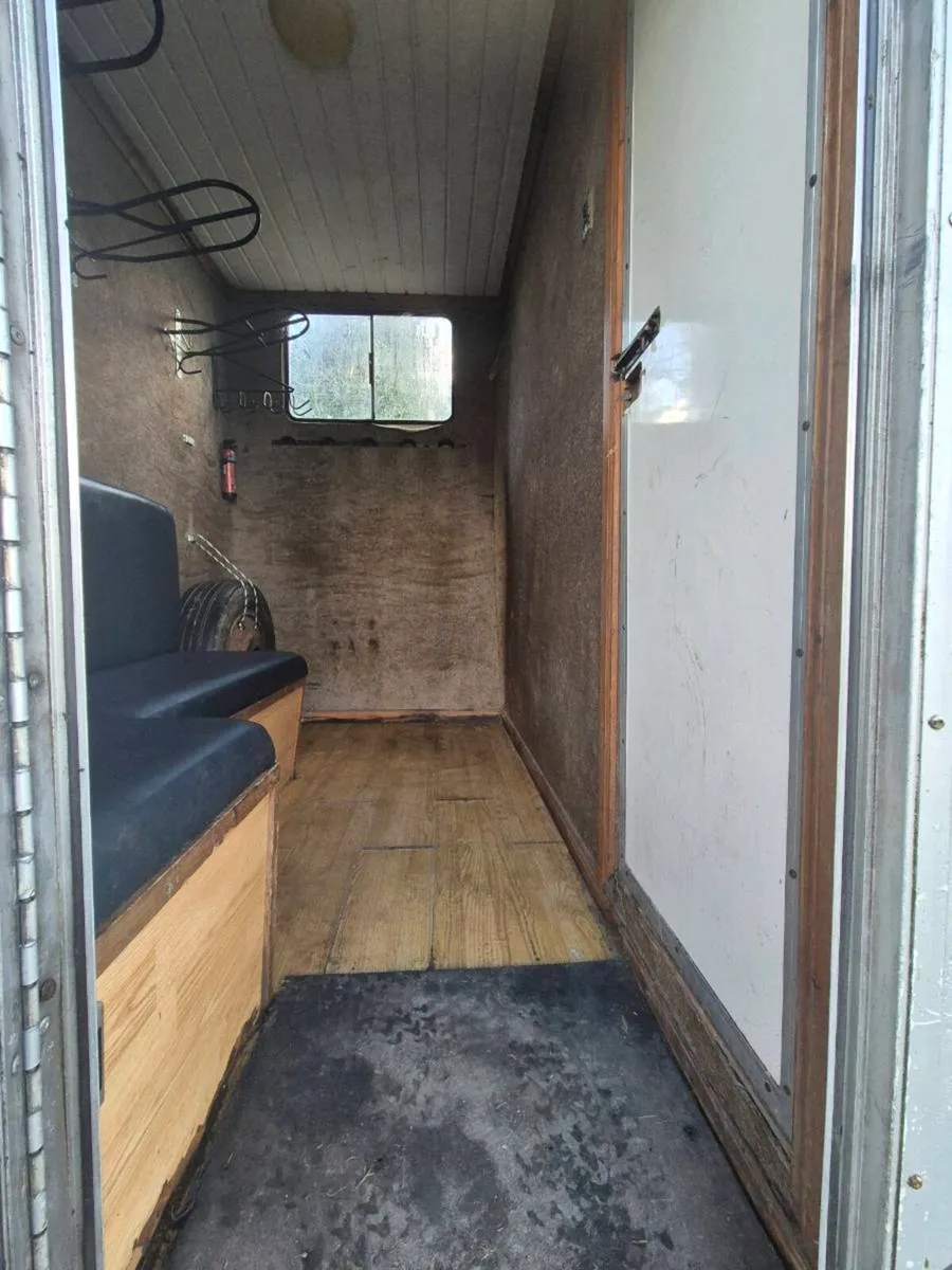 HORSE LORRY DAF LF 7.5T - Image 2