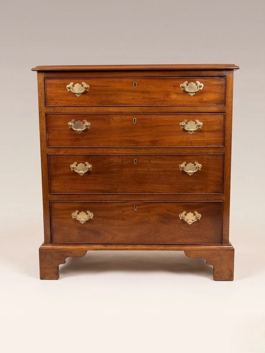 19th Century Mahogany Georgian Style Bachelors Chest - Image 1