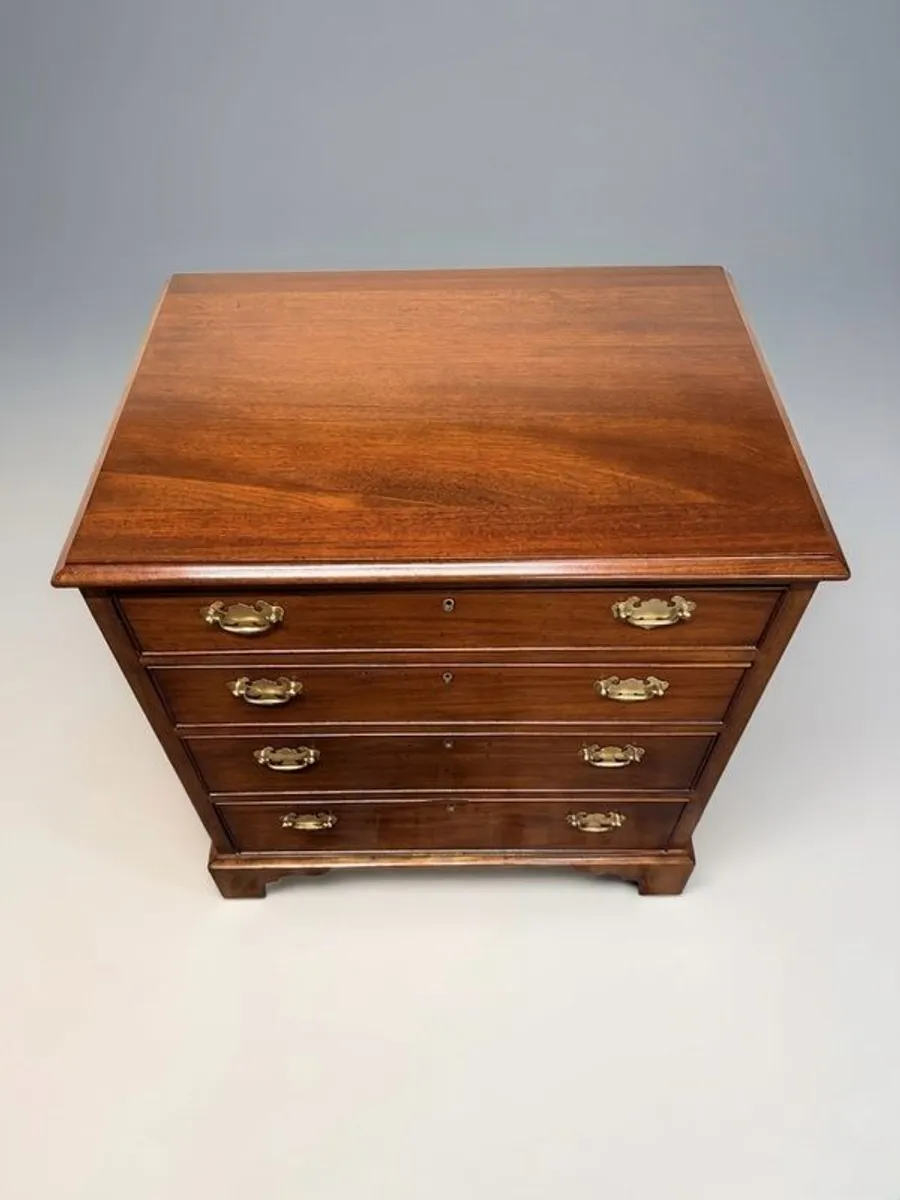 19th Century Mahogany Georgian Style Bachelors Chest - Image 3