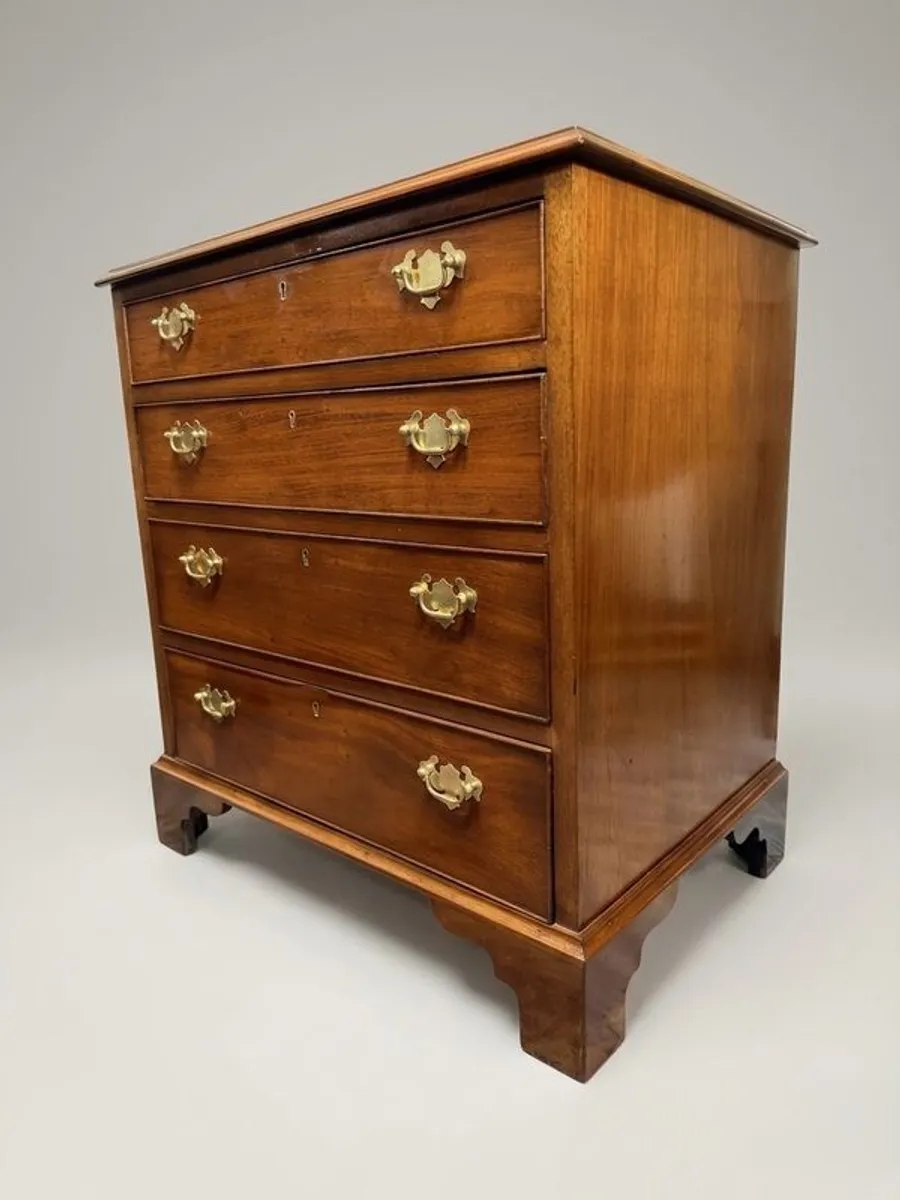 19th Century Mahogany Georgian Style Bachelors Chest - Image 4