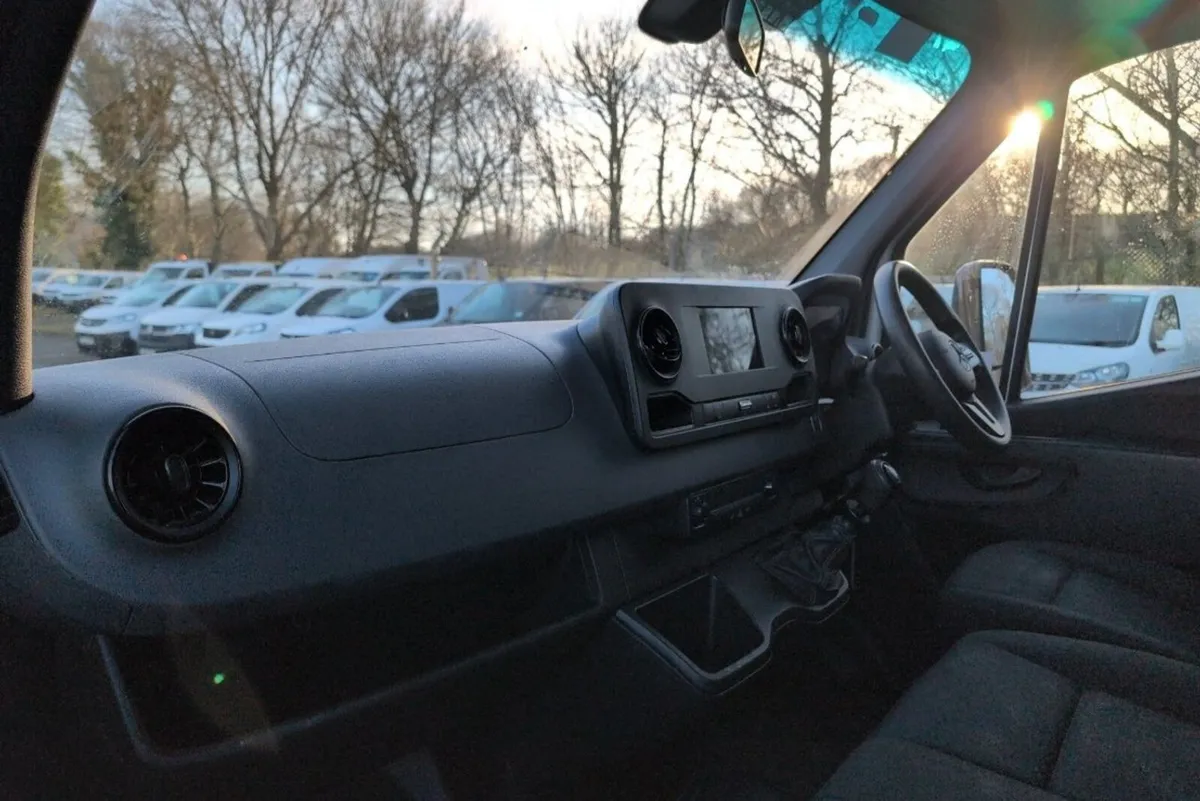 2021 Mercedes-Benz Sprinter Luton Box Van - Image 4