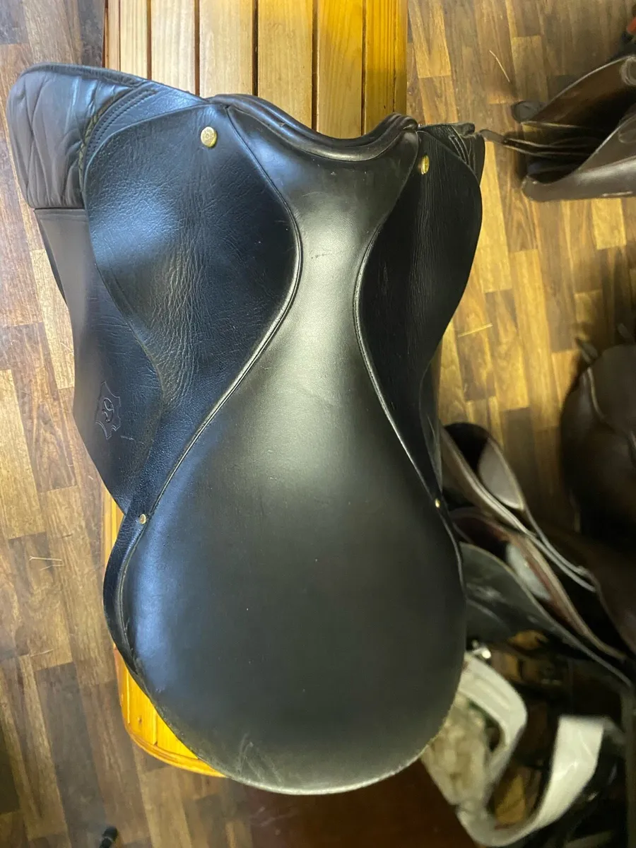 Paul jones 17” Leather dressage saddle - Image 3