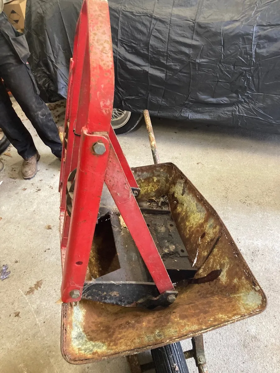 Tractor bonnet guard - Image 2