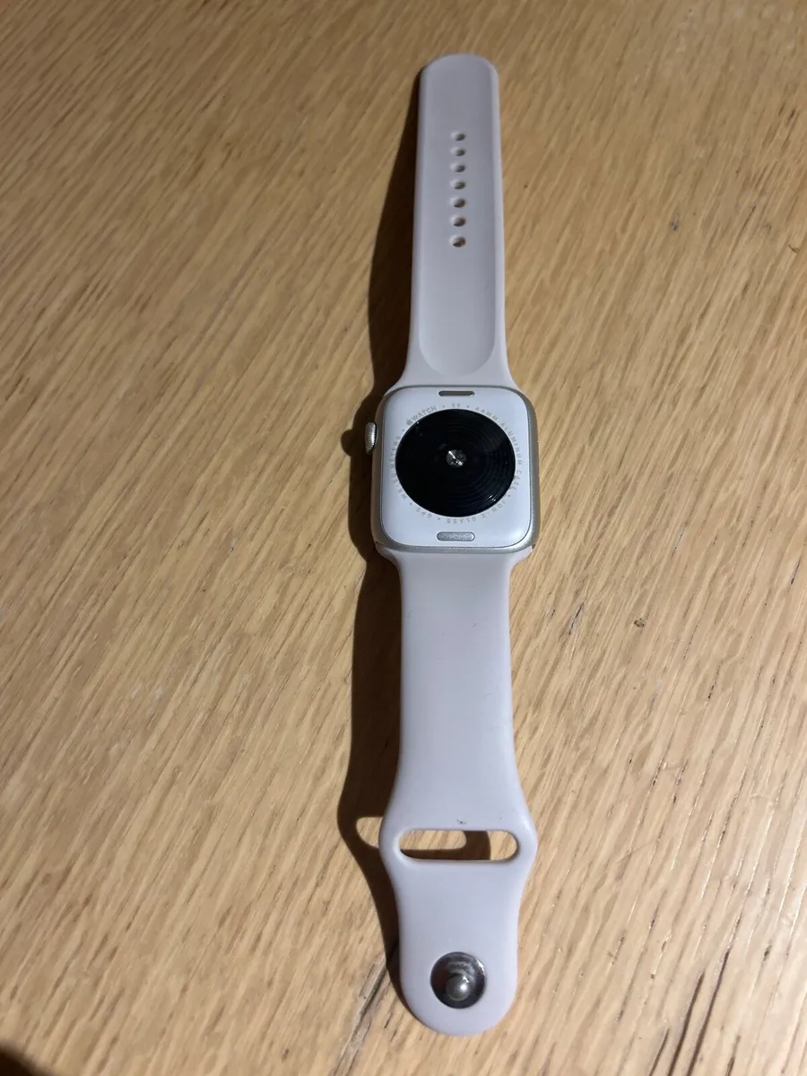 Apple watch SE 2020 - Image 2