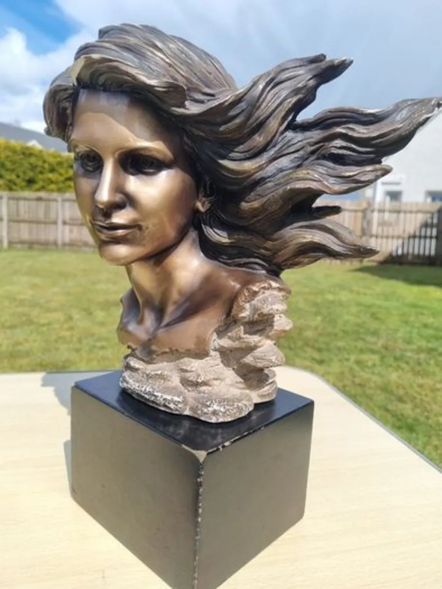 Sculpture of a woman's head - Image 1