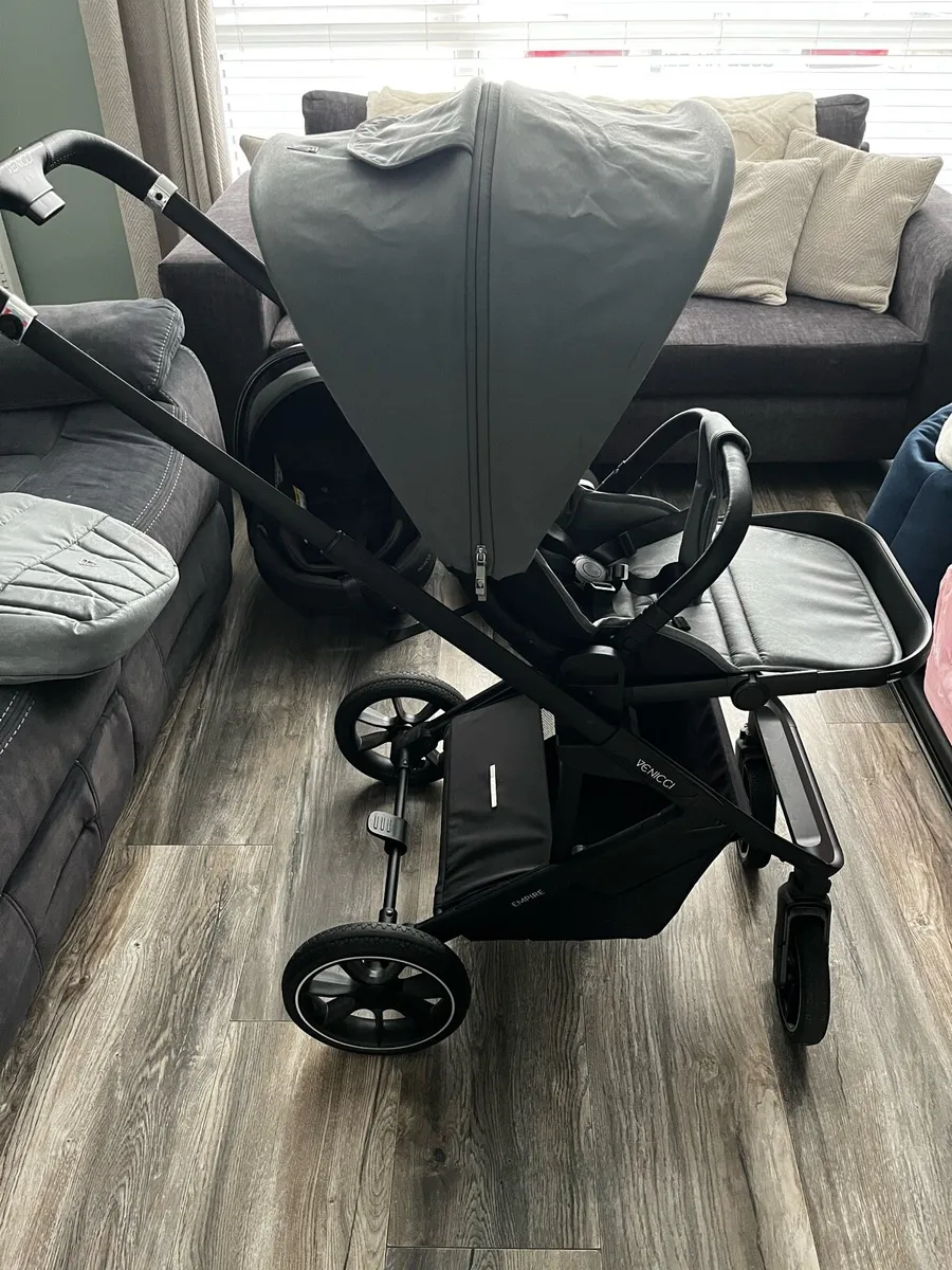 Venicci 3 in 1 pram with isofix - Image 4