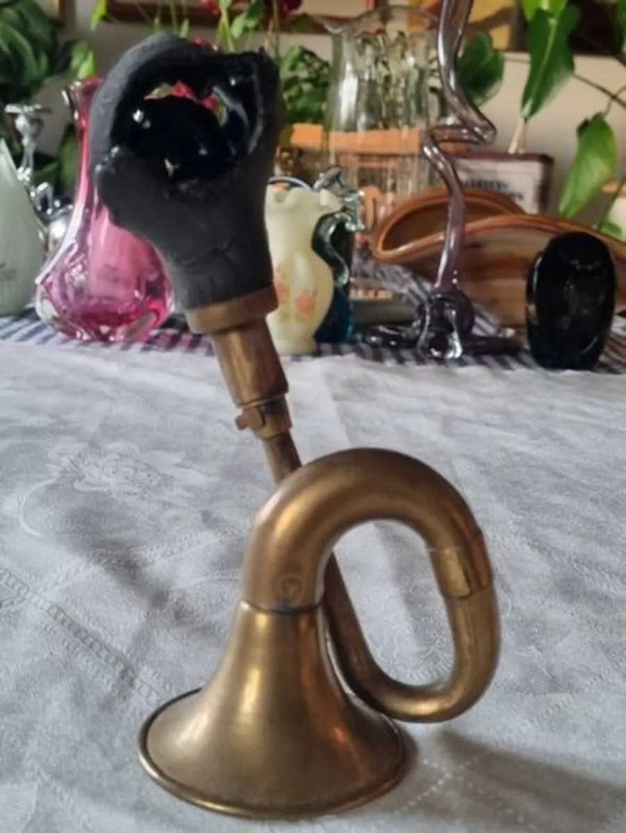 Old brass Mercedes car horn - Image 1
