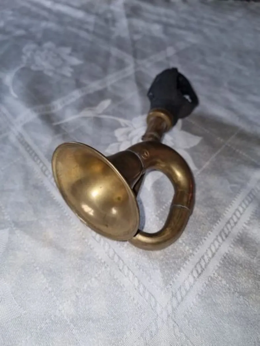 Old brass Mercedes car horn - Image 4