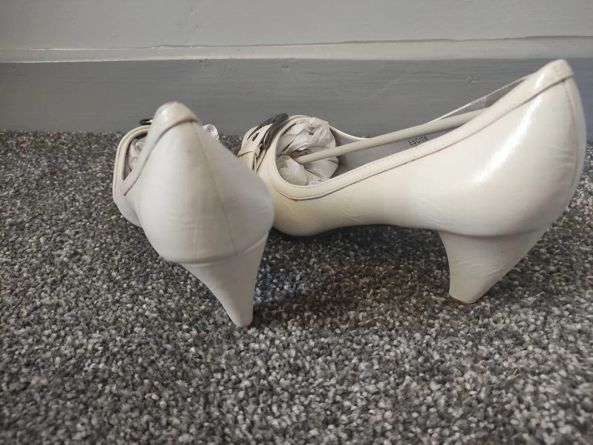 white shoes  size 36 37 38 39 40 new - Image 2