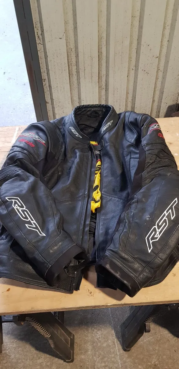RST Blade leathers jacket and trousers - Image 1