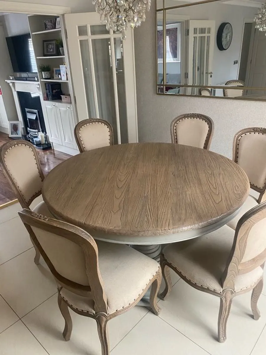round solid wood table and 6 chairs - Image 1