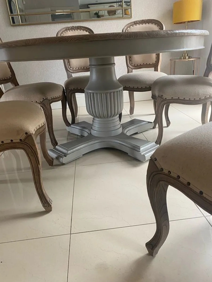 round solid wood table and 6 chairs - Image 4