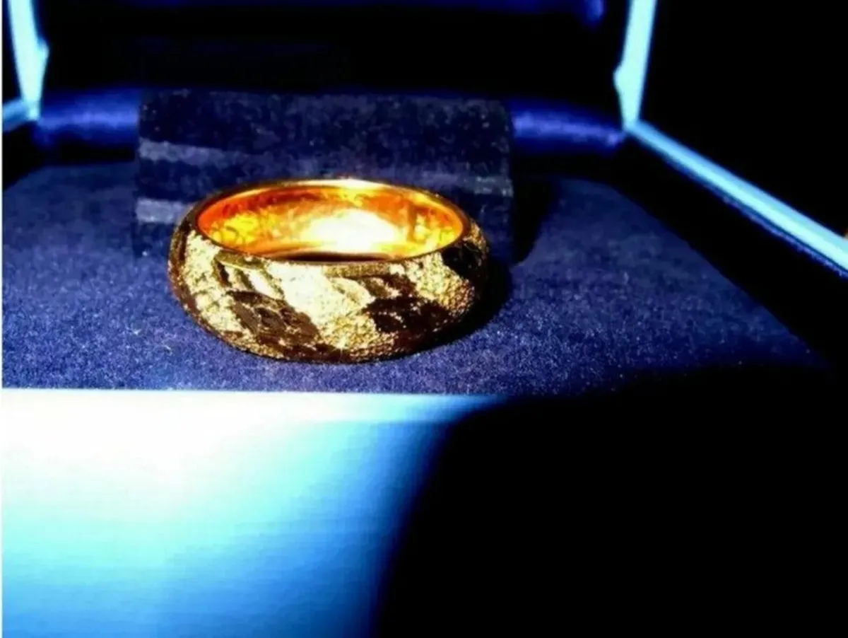 Vintage 9ct Gold Hallmarked Wedding Band - Image 2