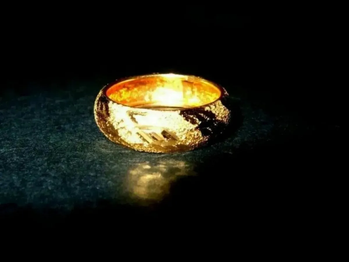 Vintage 9ct Gold Hallmarked Wedding Band - Image 1