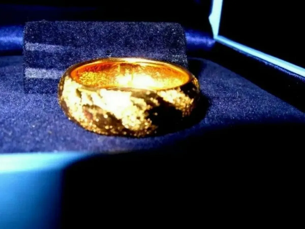 Vintage 9ct Gold Hallmarked Wedding Band - Image 3