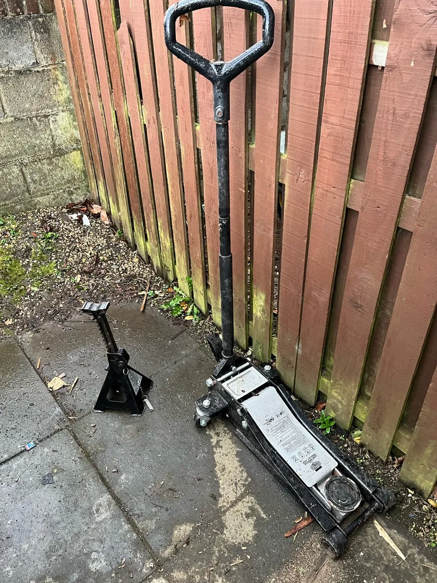 Trolley jack and 4 ratchet stands - Image 1