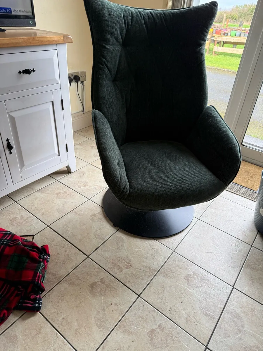 A swivel chair with foot twist - Image 3