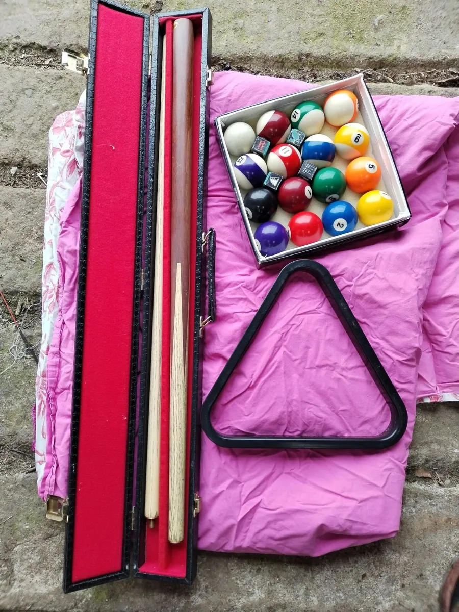 Pool table set cue balls and traingle
