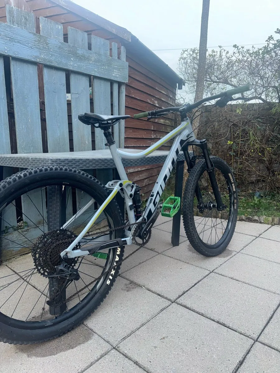 Giant Stance 1 (grey) 2020 - Image 2