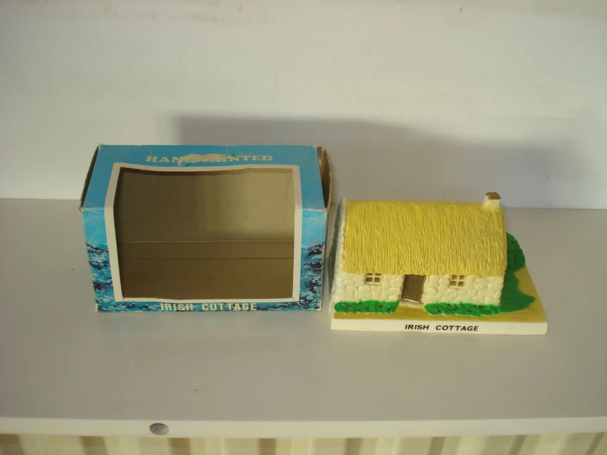 OLD 1961 MODEL OF IRISH COTTAGE & POSTCARD. - Image 2