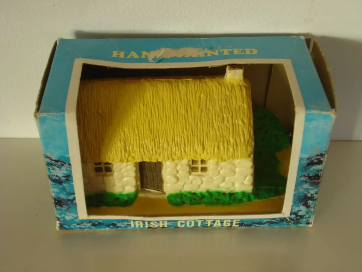 OLD 1961 MODEL OF IRISH COTTAGE & POSTCARD. - Image 3
