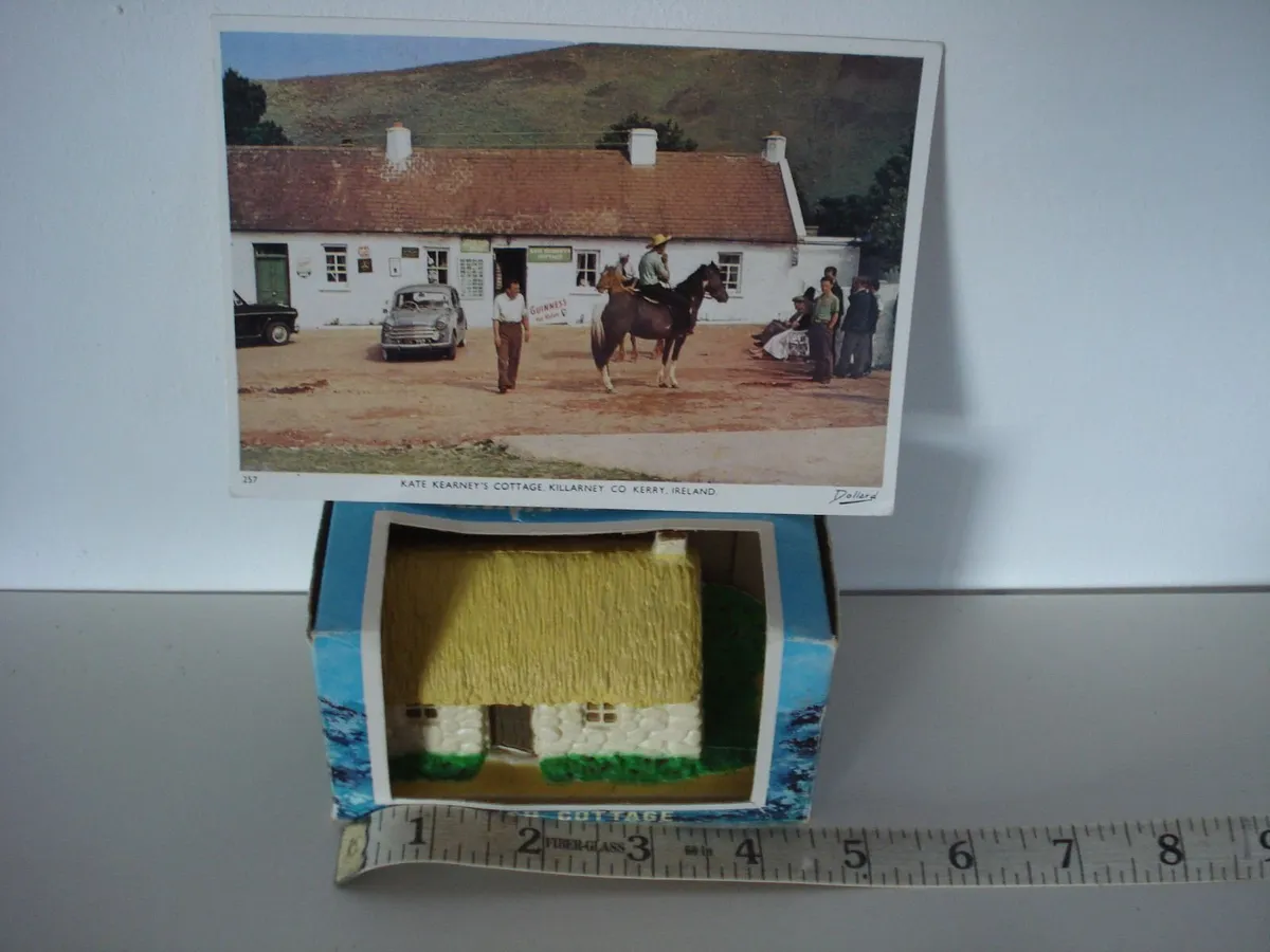 OLD 1961 MODEL OF IRISH COTTAGE & POSTCARD. - Image 1