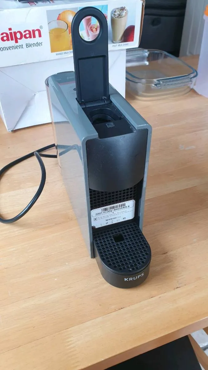 Nespresso pod machine. Excellent condition - Image 2