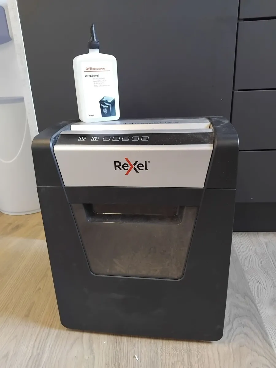Rarely used Rexel Shredder Momentum x415 - Image 1