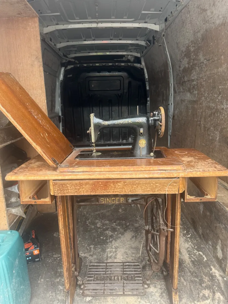 Singer sewing machine - Image 1