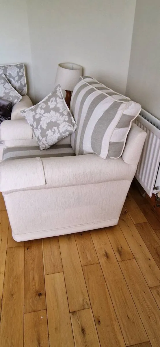 3, 1,1 sitting room suite - Image 2