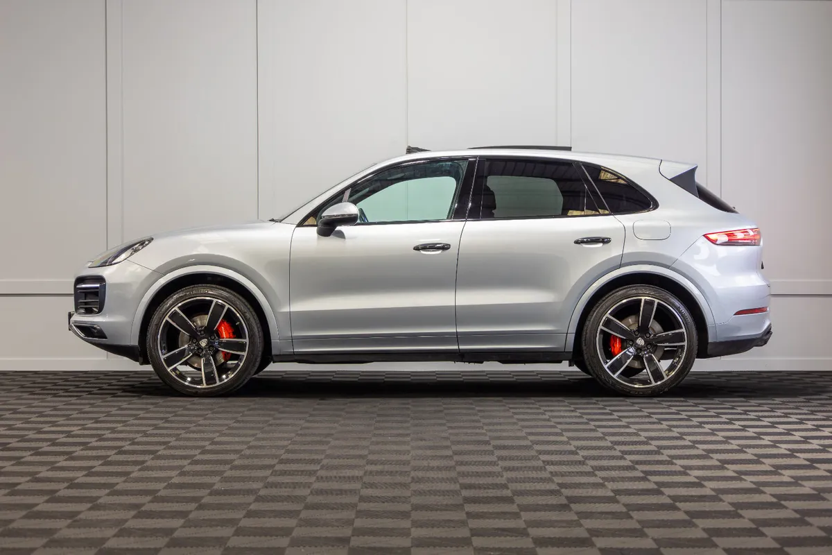 202 Porsche Cayenne V6 E-Hybrid - Image 3