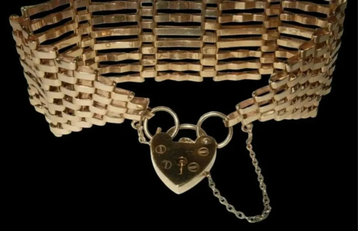 Vintage Hallmarked 9ct Gate/Padlock Bracelet - Image 2