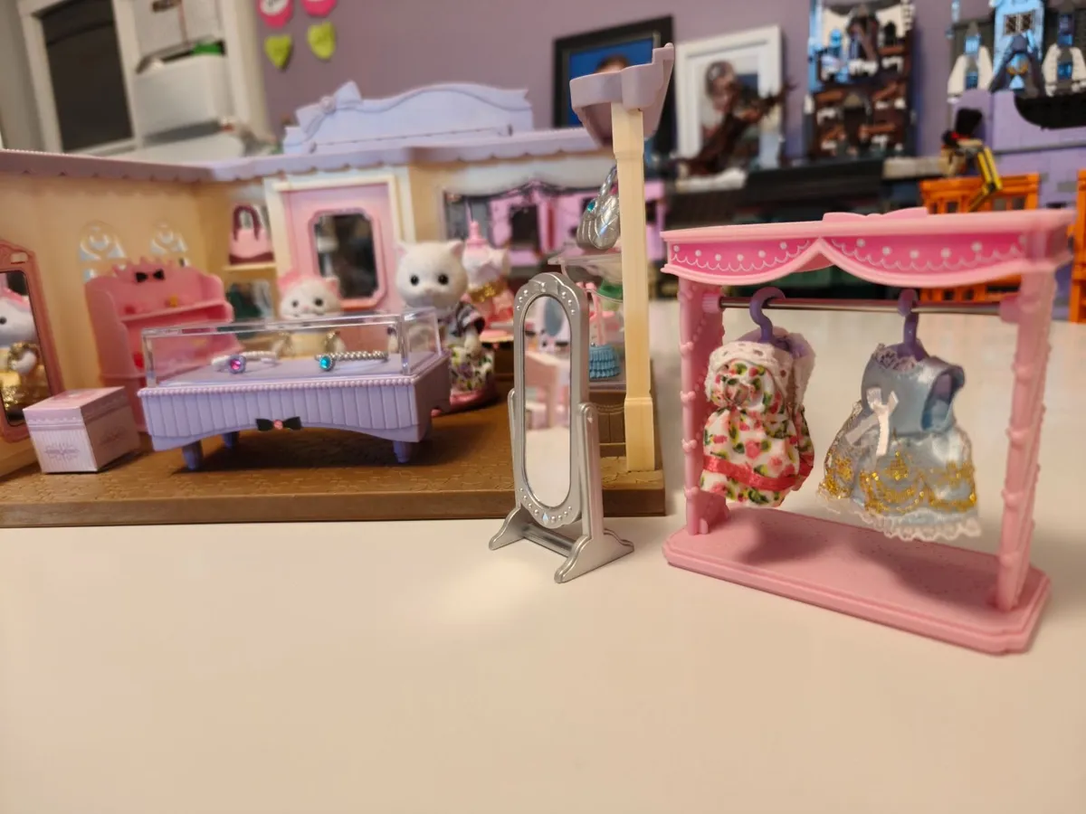 Sylvanian Families Boutique plus more - Image 4
