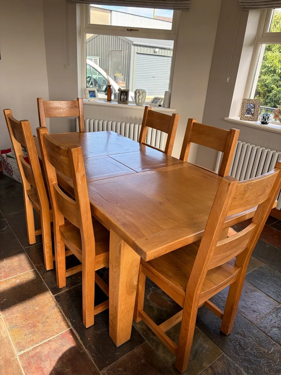 Solid oak table and 6 chairs - Image 4