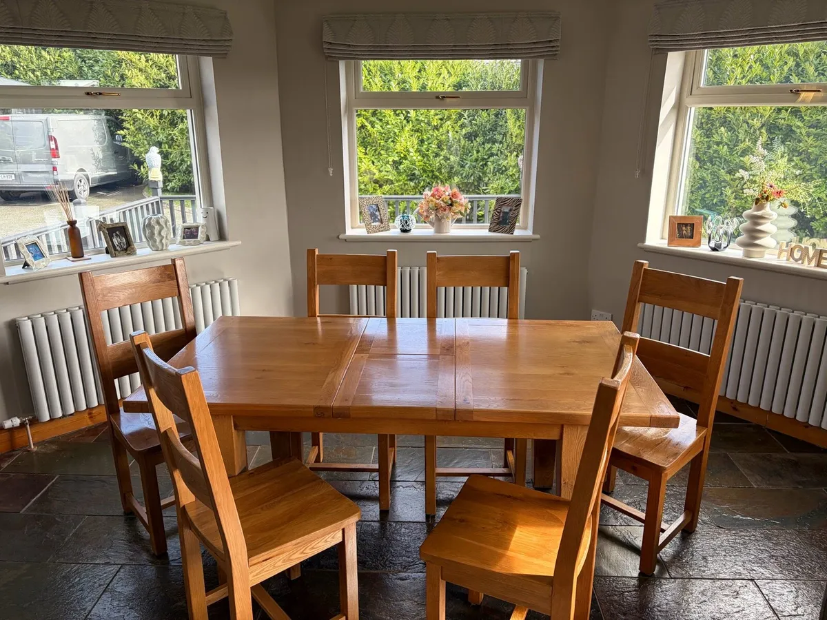 Solid oak table and 6 chairs - Image 1