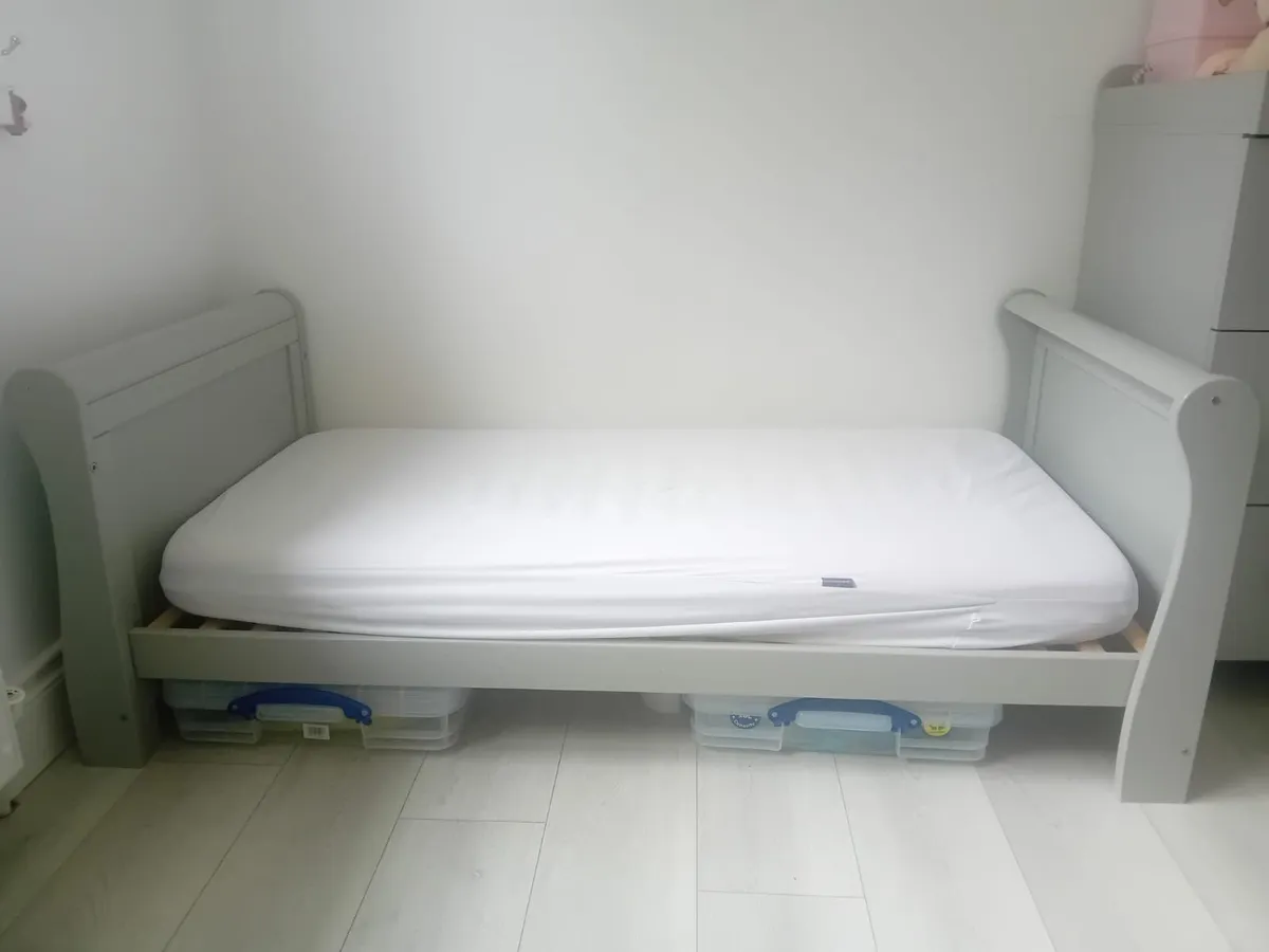 Cot bed with mattress and mattress protector - Image 4