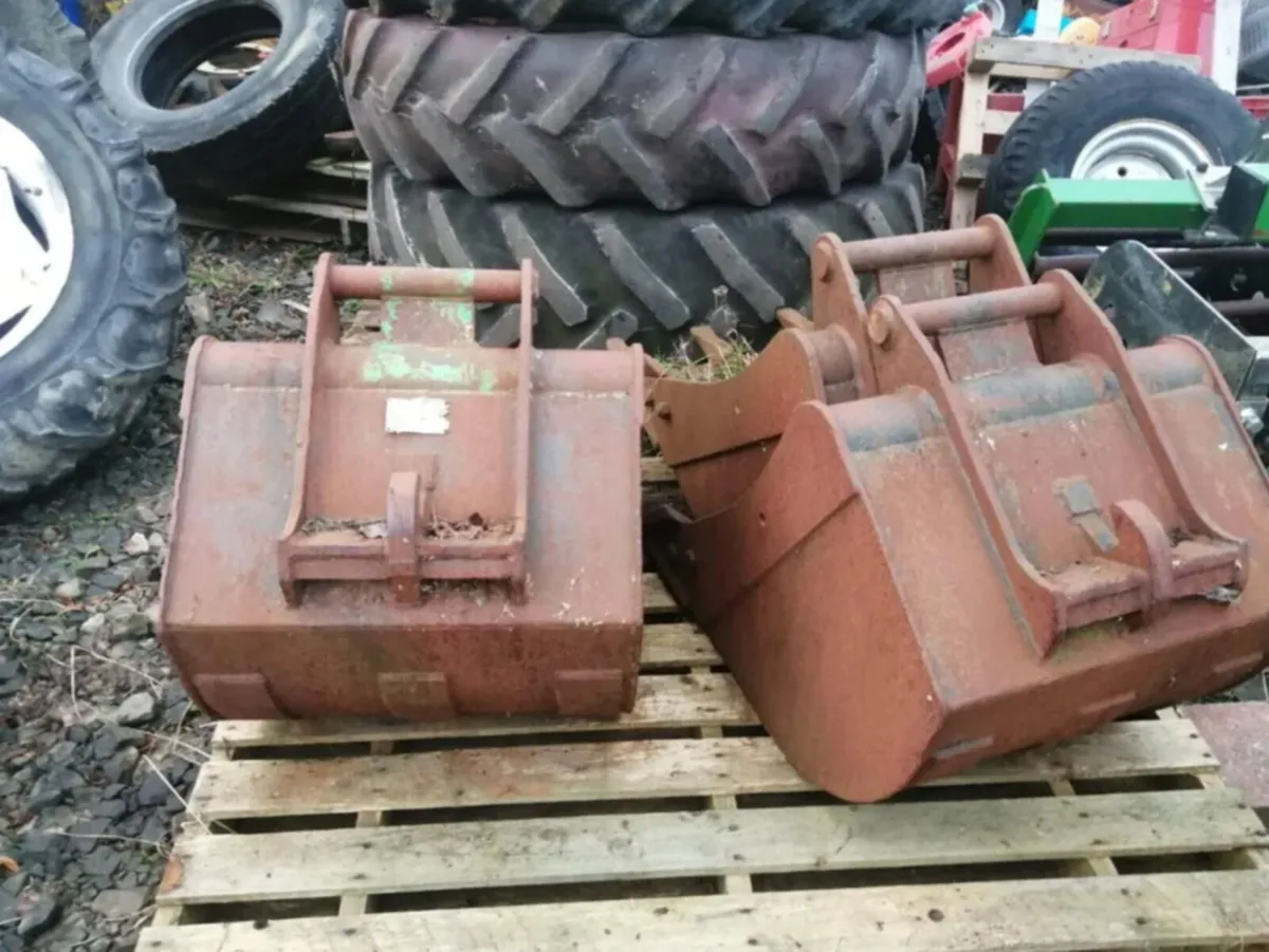 Selection of digger buckets - Image 4