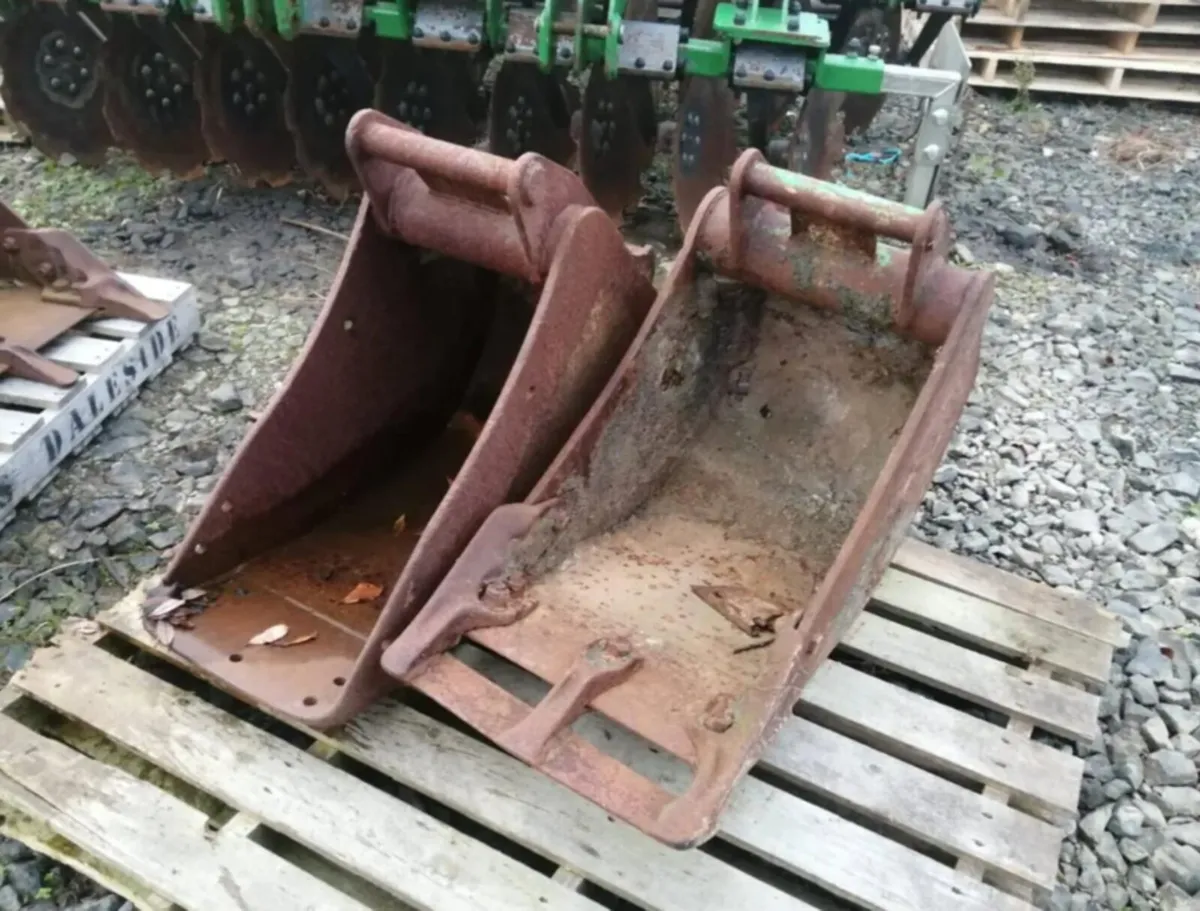 Selection of digger buckets - Image 1