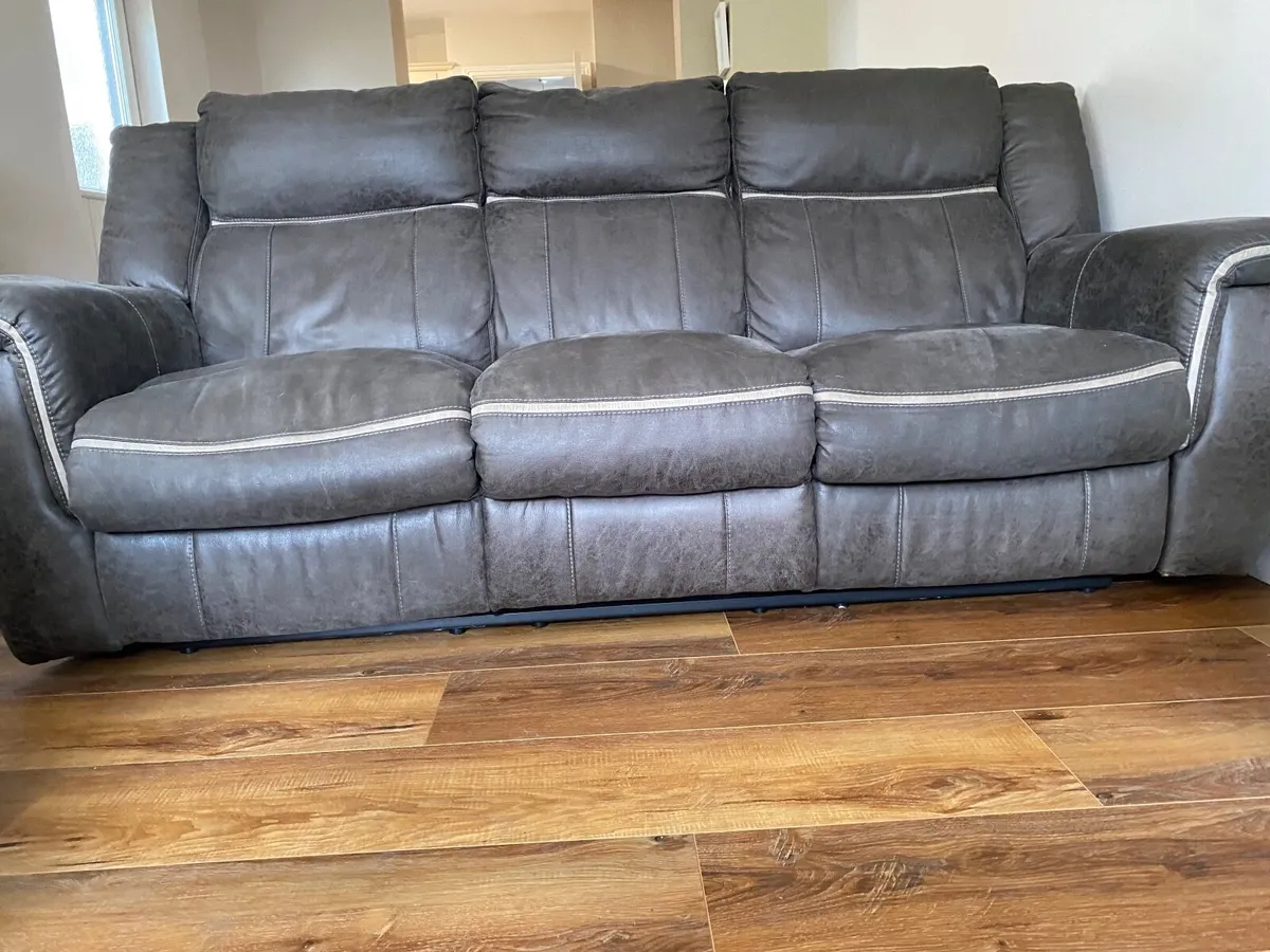 3 seater couch and 2 armchairs - Image 1