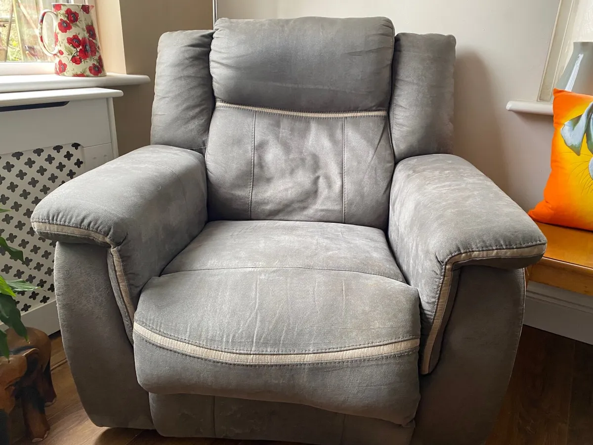 3 seater couch and 2 armchairs - Image 2