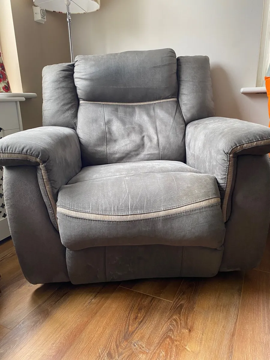 3 seater couch and 2 armchairs - Image 3