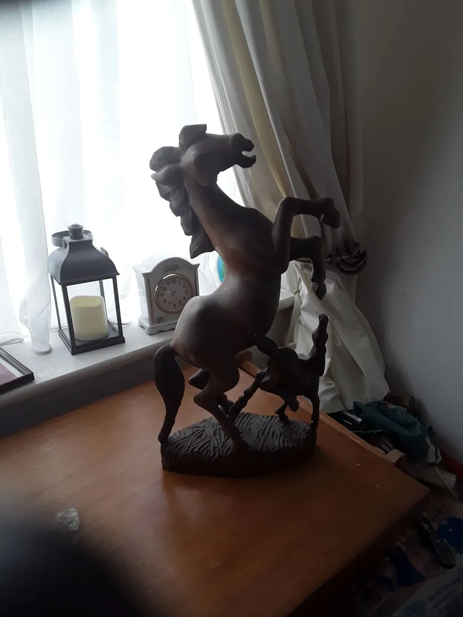 Lovely Indonesian hand carved horse on plaque - Image 2