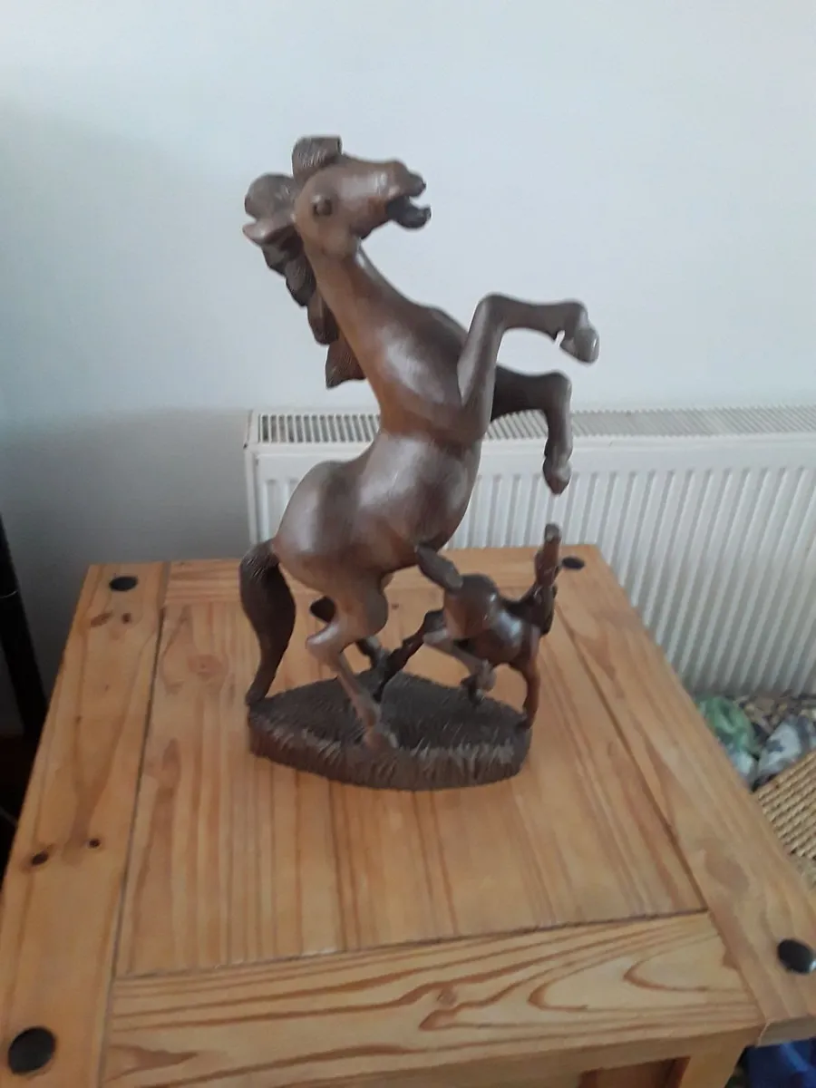Lovely Indonesian hand carved horse on plaque - Image 1